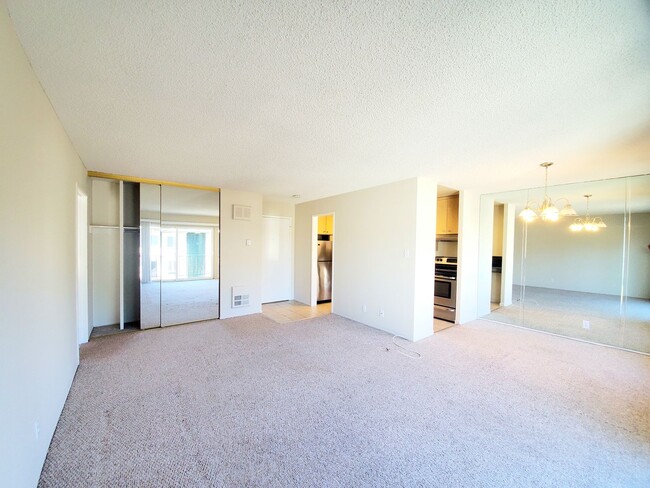 Building Photo - Top floor Woodlake unit with lake view