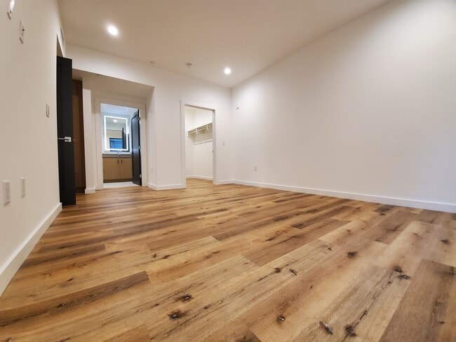 Building Photo - 5022 Whitsett Ave