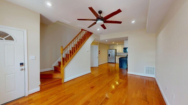 Foto del edificio - Columbia Heights Three-Bedroom Home Available Now!