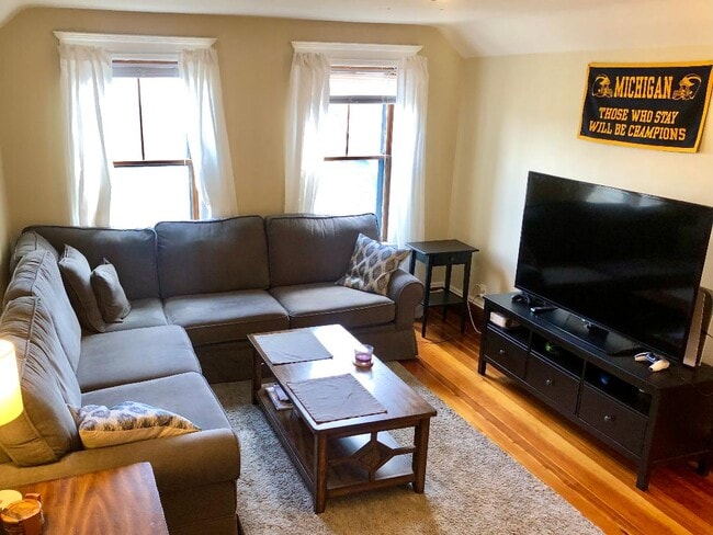 2 BR, 1 Bath DAVIS SQ REDLINE RENOVATED APT SOMERVILLE MA- 1 YR LEASE 9/1/21 - 72 Powder House Blvd
