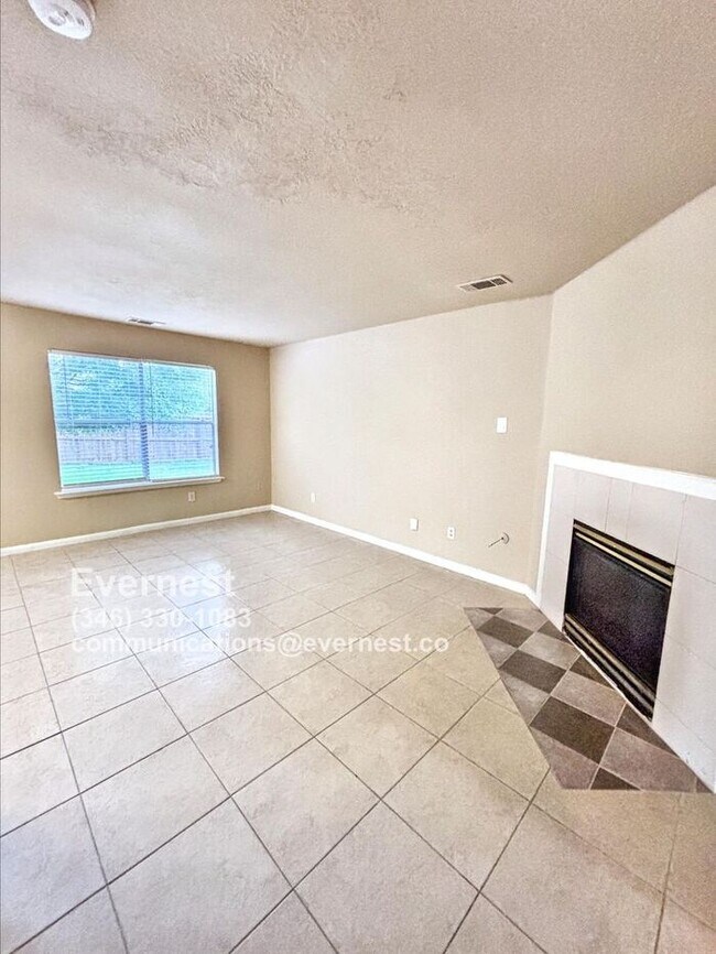 Foto del edificio - Beautiful 4-Bedroom Corner Lot Home in a P...