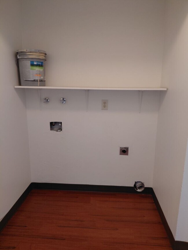 Foto del edificio - ALL PROSPECTIVE TENANTS MUST SUBMIT A $58 ...