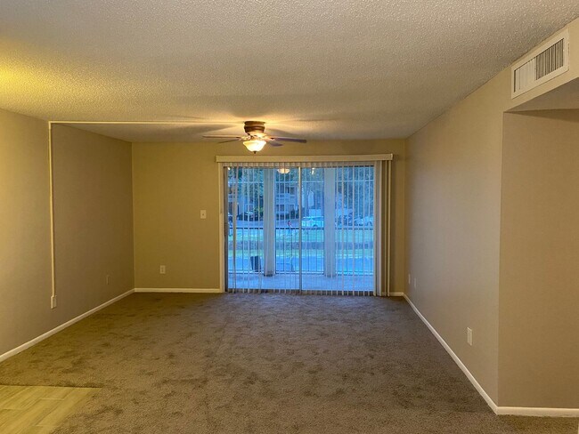 Foto del edificio - FABULOUS Remodeled 2 Bedroom/2 Bath Condo!...