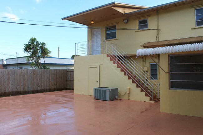 Unit 2 back patio & entrance - 971 E 18th St