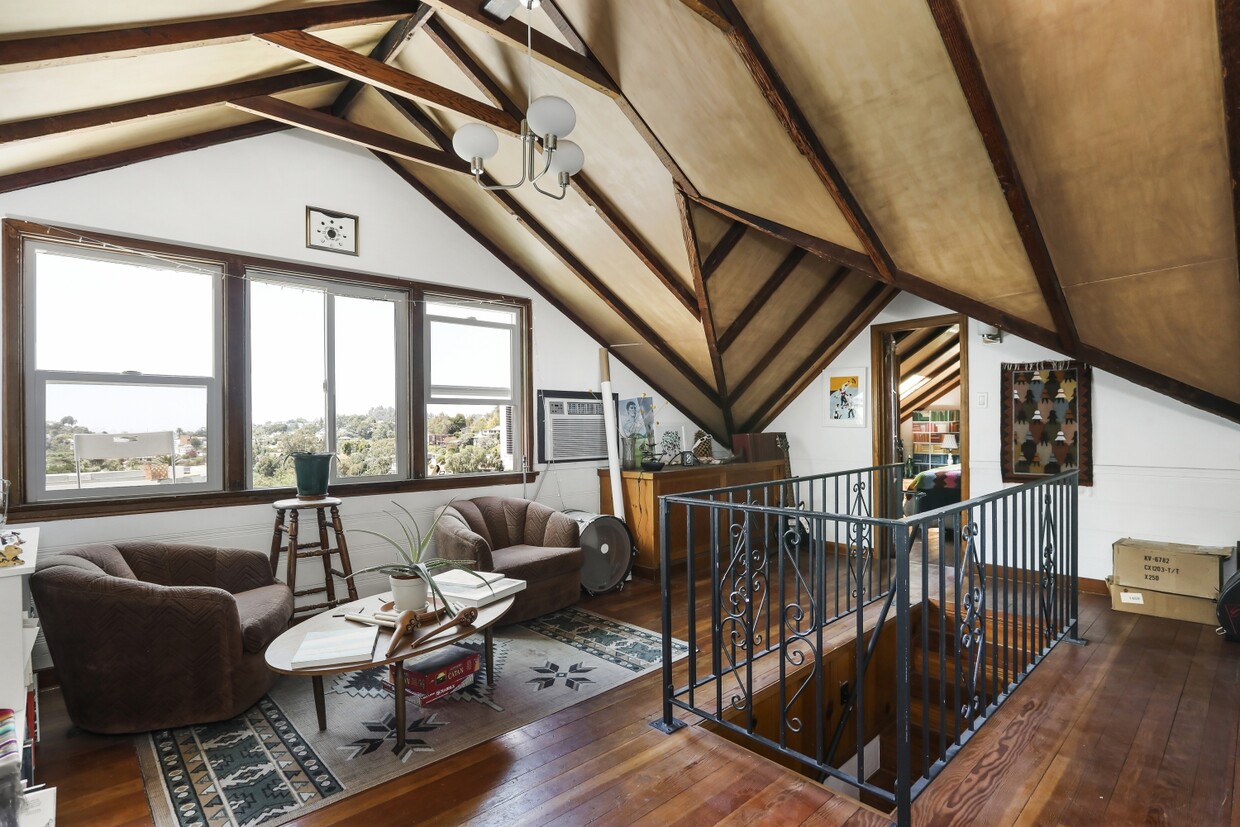 2nd Floor Living area - 2225 Lake Shore Ave