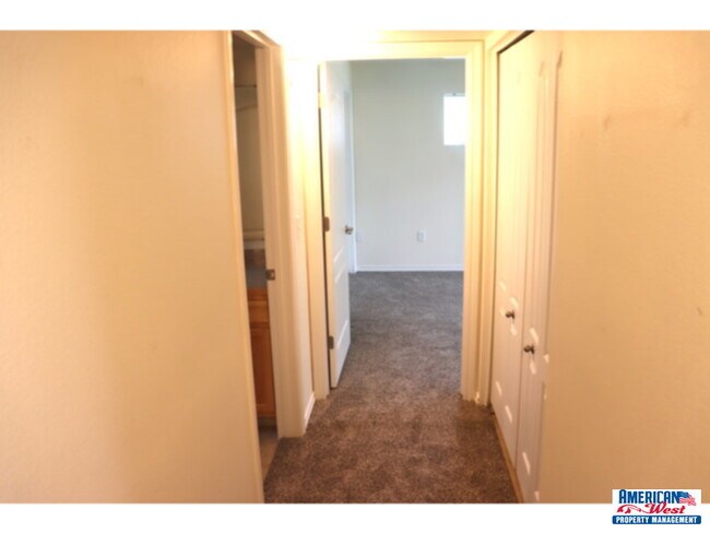 Foto del edificio - Clean 2 bedroom 2 bath apartment on the ma...