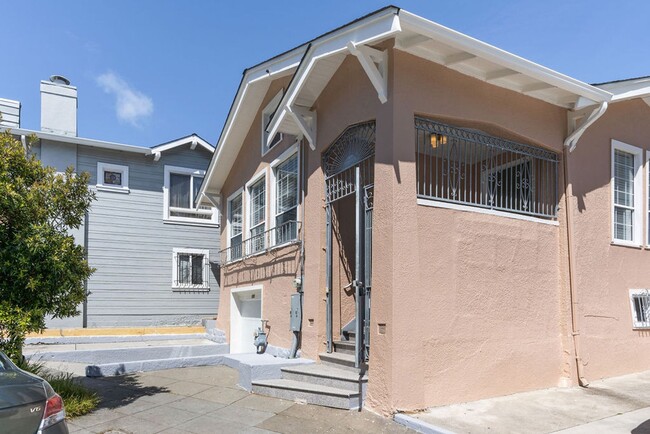 Building Photo - EPIC REA - Great Renovated ( all appliance...