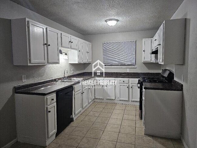 Building Photo - 11289 Aspen Woods - Available Now!