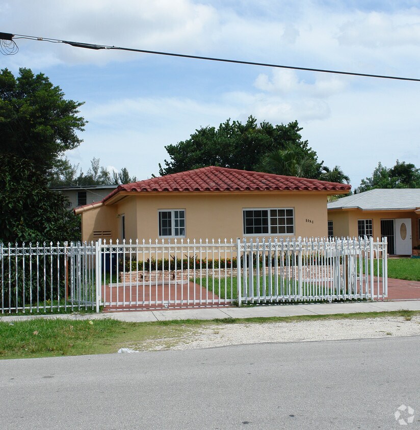 Foto del edificio - 1121-1129 NE 111th St