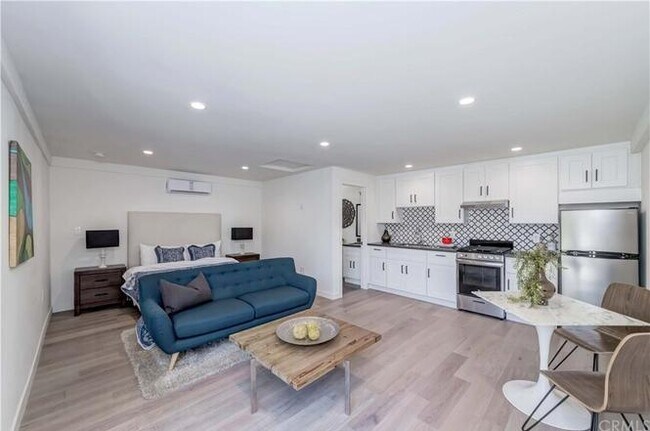Se muestra solo suministrado para escala. - 5729 W 76th St