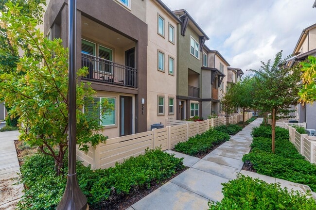Building Photo - Newer townhome rental located in the gated One Seven Eight community!