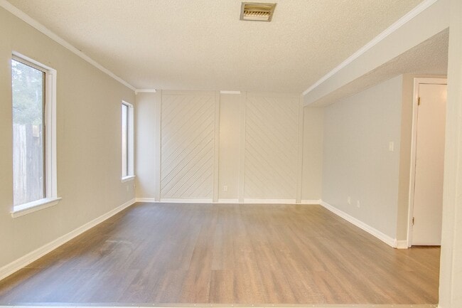 Building Photo - Townhouse with 3 bedrooms and a private fe...