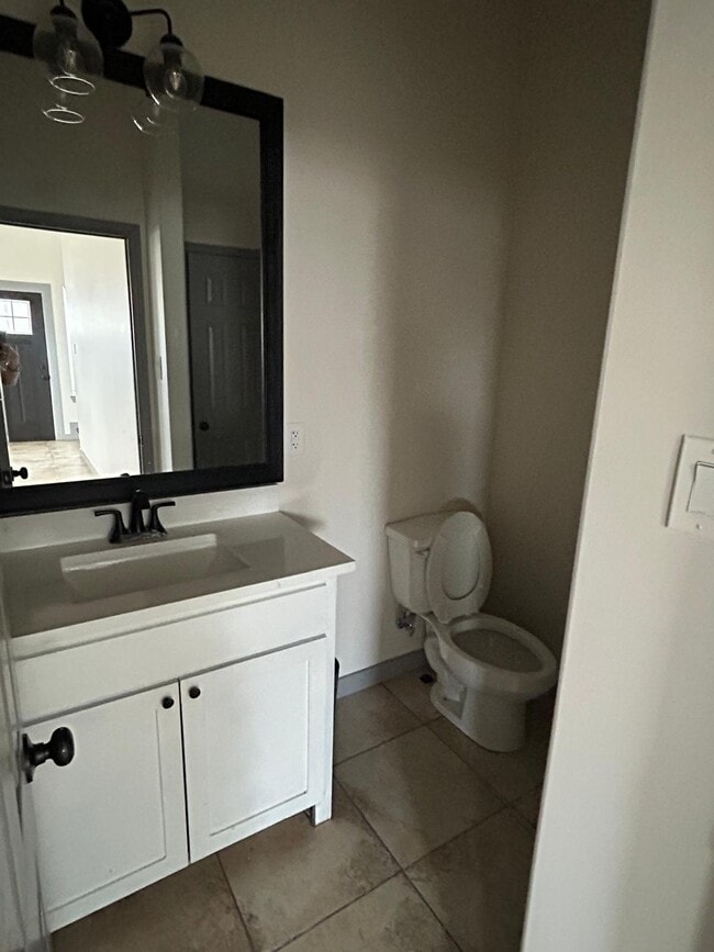 medio baño en la planta baja - 6533 Brittmoore Rd