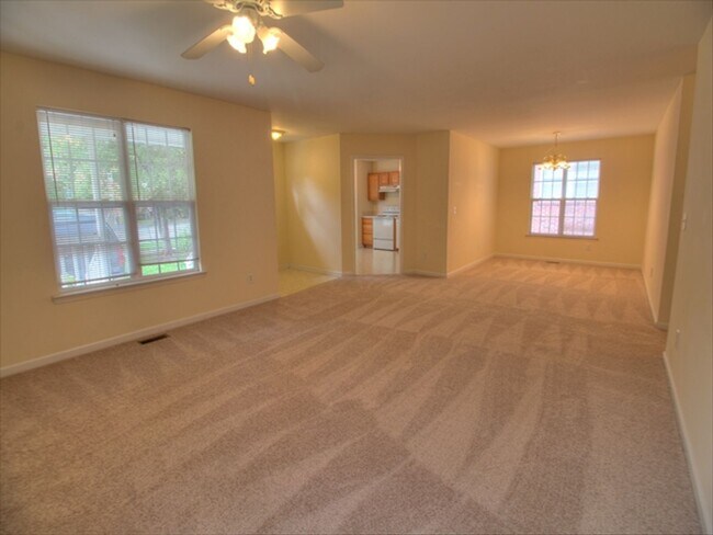 Foto del edificio - 3 Bedroom 2 Bath Home with New Carpet and ...