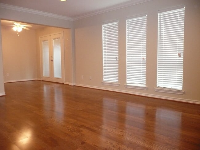 Foto del edificio - 5832 Sandhurst Ln