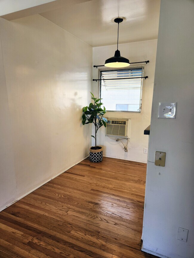 Building Photo - 319 N Chevy Chase Dr