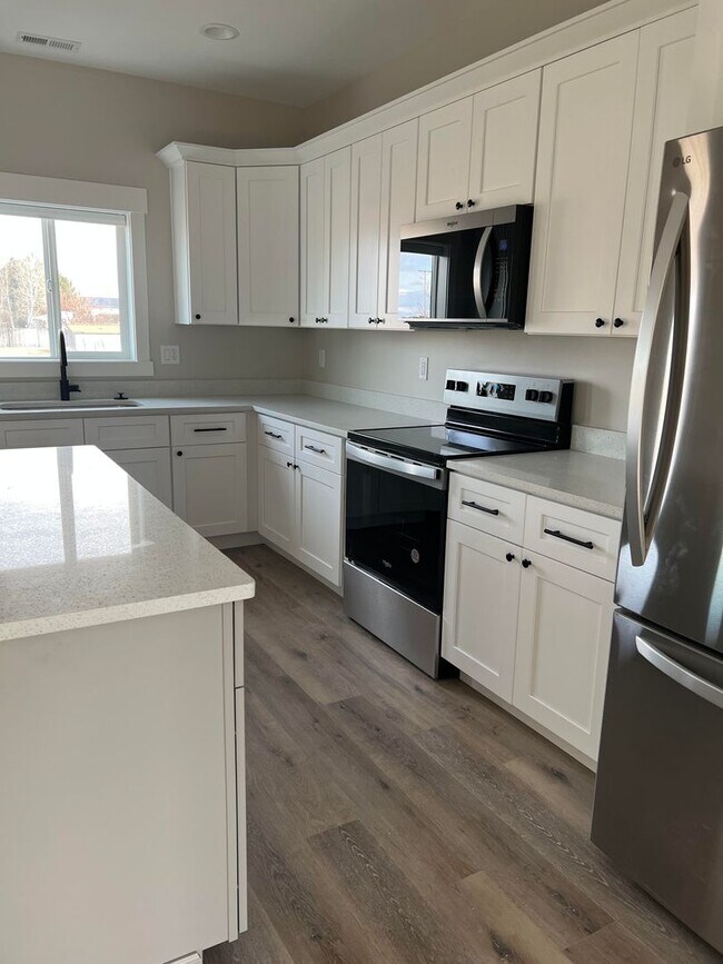Building Photo - New 3 Bed 2.5 Bath home in the Maple Tree Meadows Subdivision - **DO NOT APPLY WITH LEGACY**