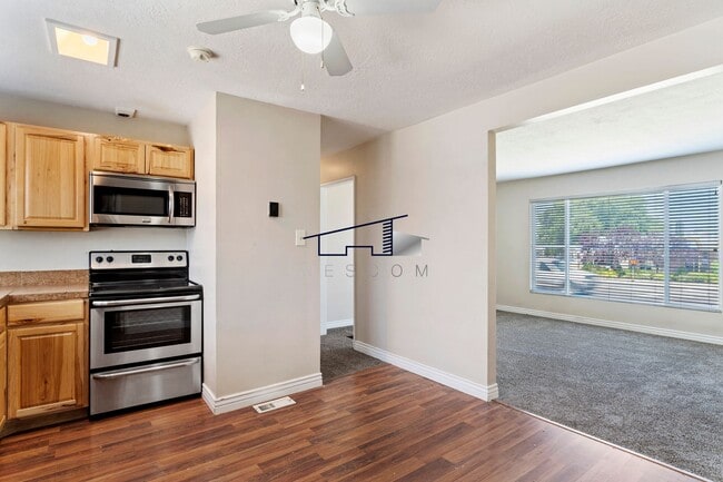 Building Photo - Washington Terrace 2 Bedroom Home!