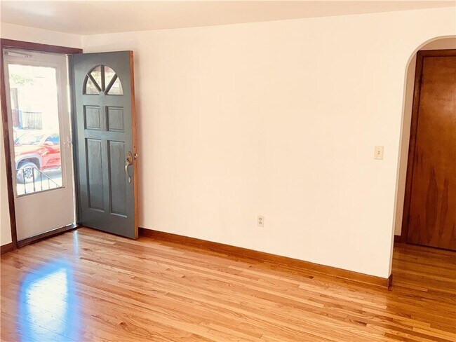 Building Photo - 25 Thurston Ave