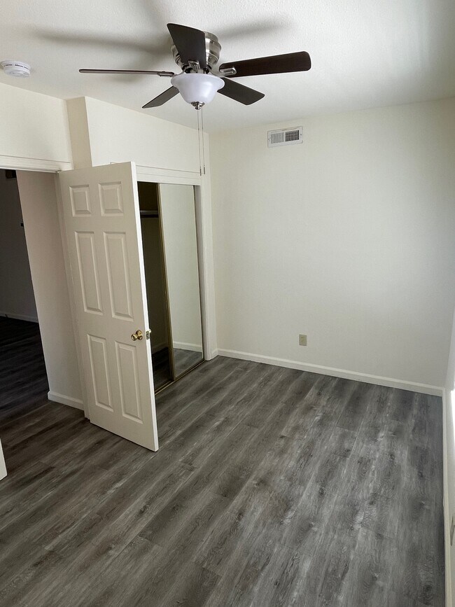 Building Photo - 571 El Camino Ave