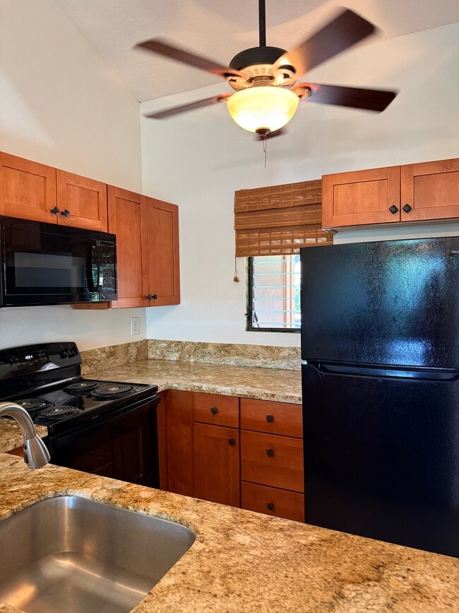 Building Photo - 15 Kulanihakoi St