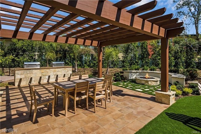 Foto del edificio - 28220 Highridge Rd