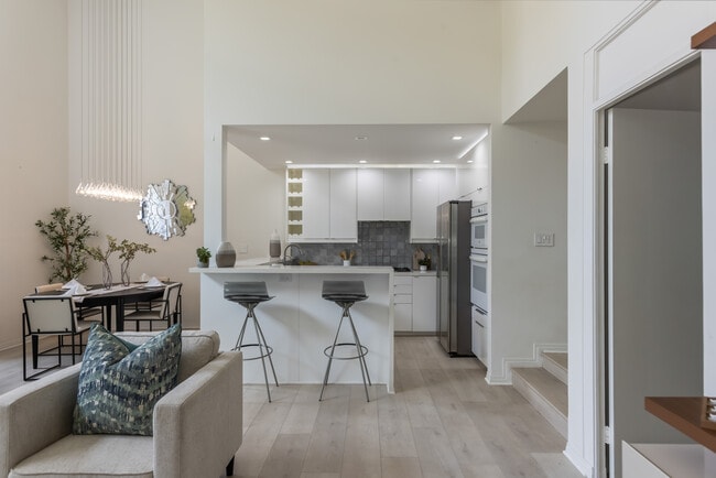 Building Photo - 1007 S Catalina Ave