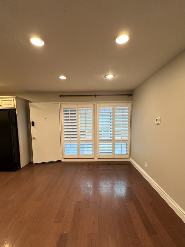 Entrance - Living/Dining area - 73 F St E