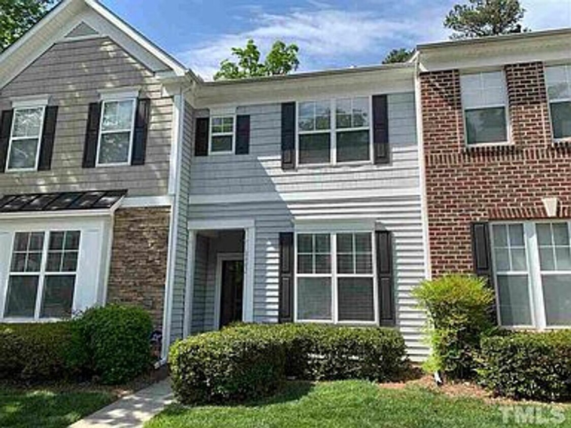 Foto principal - Must See Townhouse! Tons of Living Space! ...