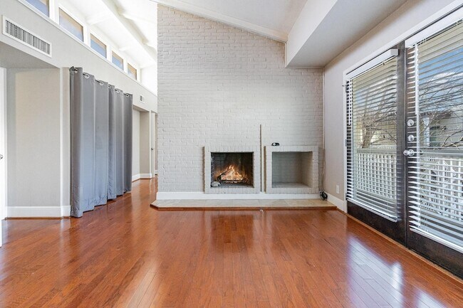 Foto del edificio - 5934 Sandhurst Ln