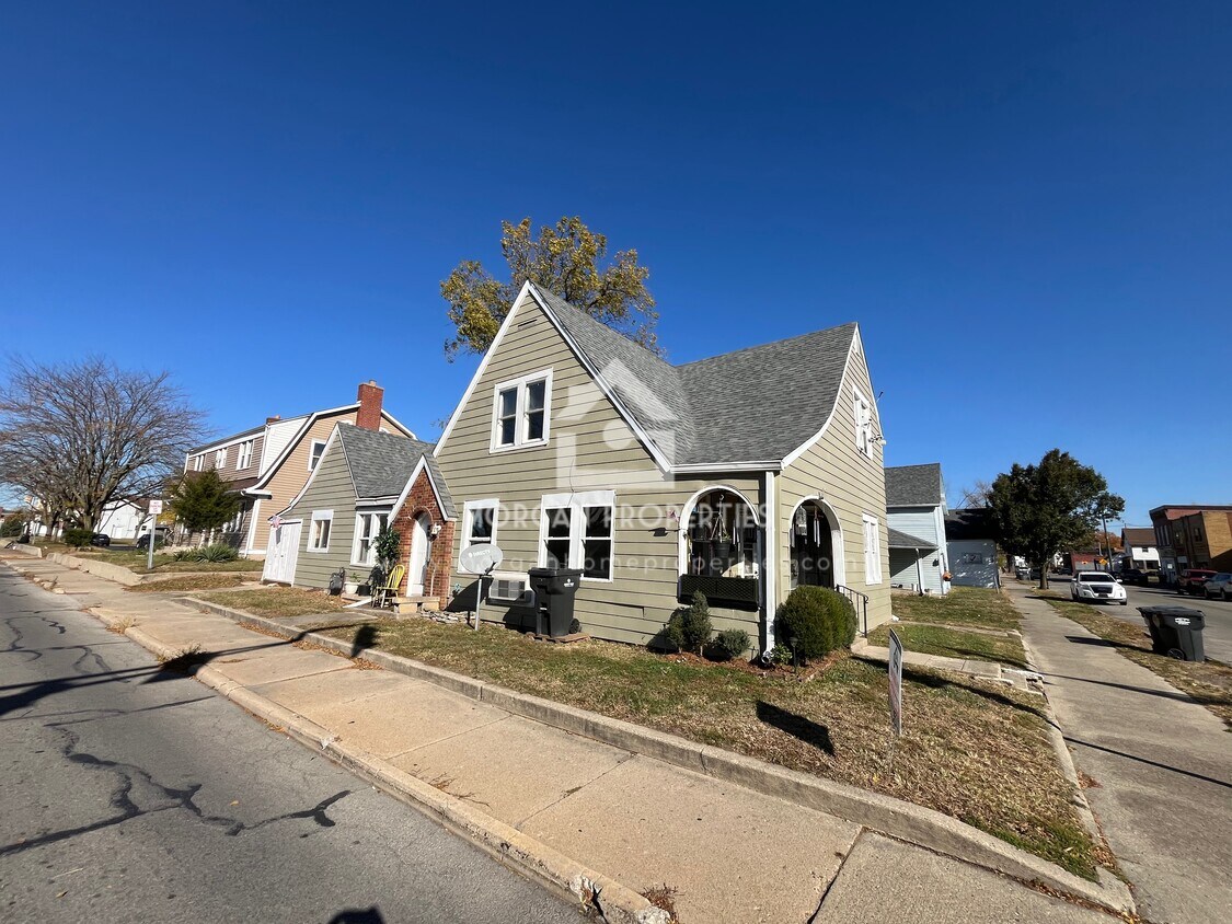 Primary Photo - 202 E 13th St