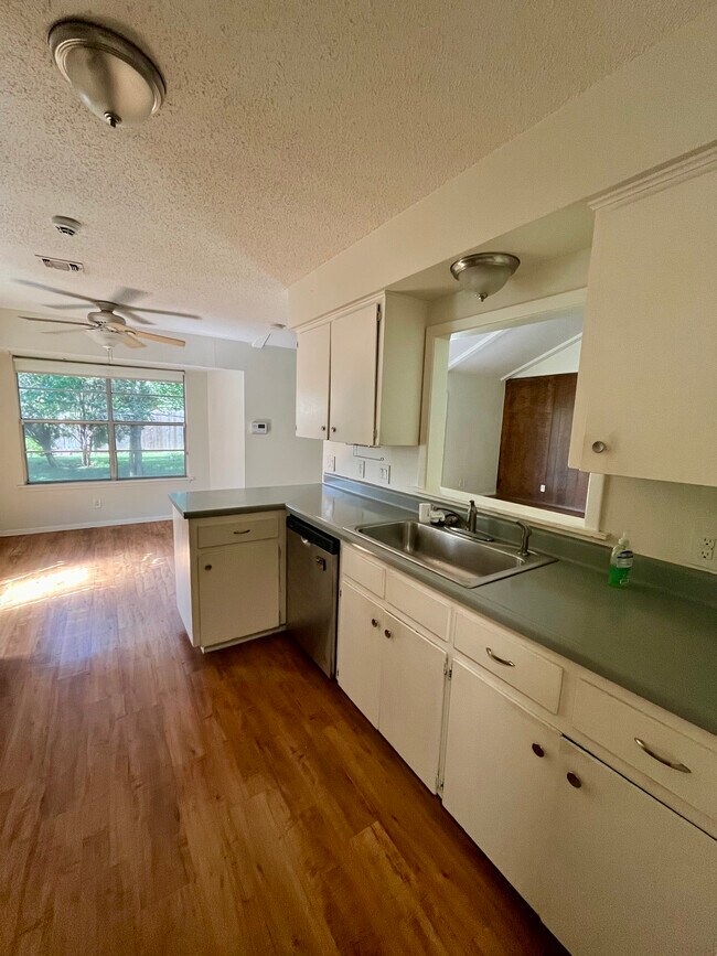 Foto del edificio - 705 Huntingdon Pl