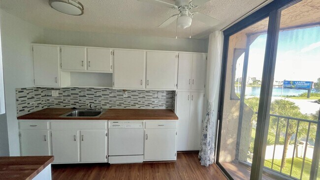 Building Photo - 3590 Blue Lake Dr