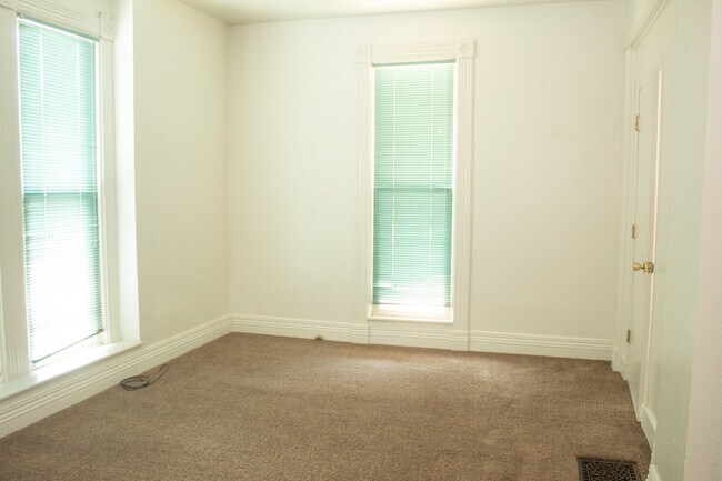 Foto del edificio - 3 Bedroom, 1 Bath Blocks From Harry's!