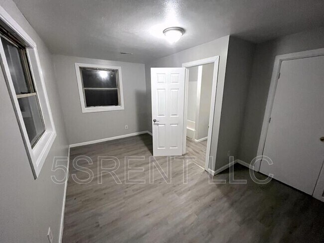 Building Photo - 236 S Mary Ellen St