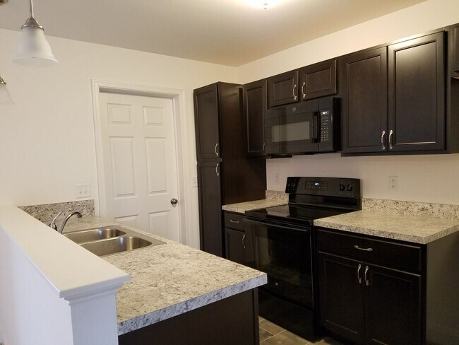 Building Photo - Hummelstown, 2 Bedroom, 2 Bath Garden Home!