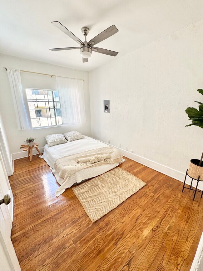 Foto del edificio - 1758 Winona Blvd