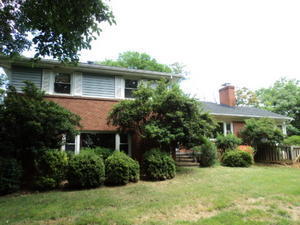Foto del edificio - Roomy 3-Bedroom Home in Pantops with a 2 Car Garage and a Pool!