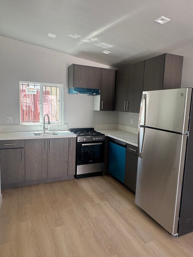 Foto del edificio - 2621 Hillcrest Dr