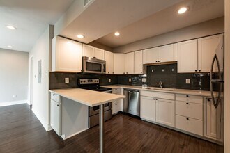 Building Photo - 935 La Posada Dr