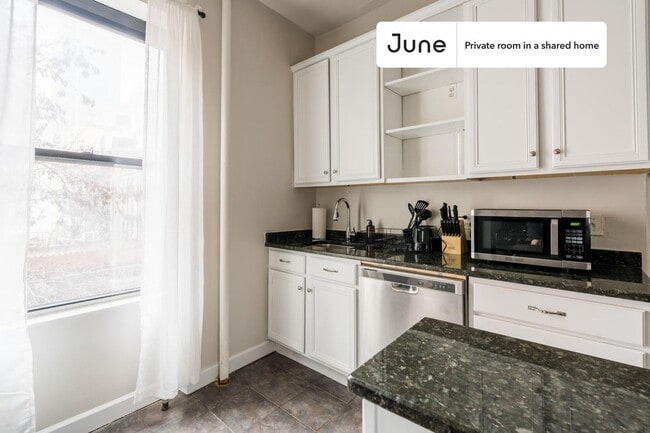 Building Photo - Private bedroom in 4 bed/2 bath Home