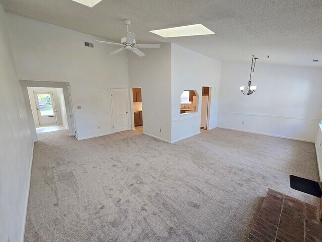 Foto del edificio - BEAUTIFUL 3-BED, 2-BATH HOME ON THE LAKE I...