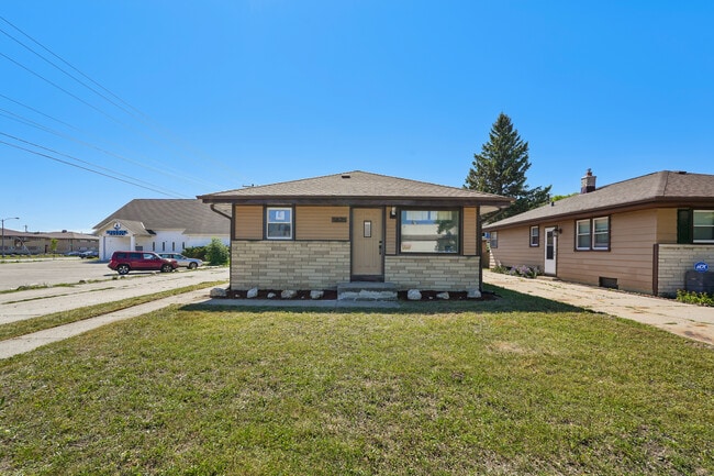 Building Photo - 5625 N 92nd St