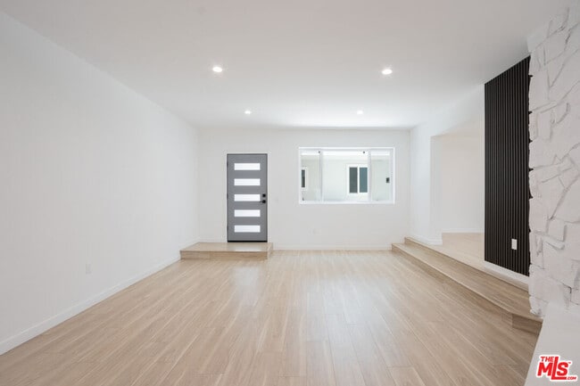 Foto del edificio - 1346 N Stanley Ave