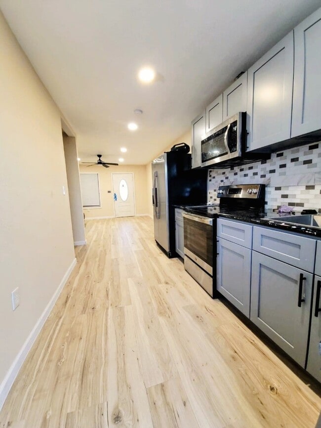 Building Photo - 401 Trichelle St