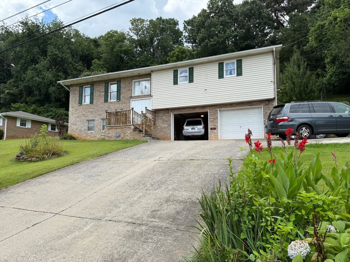 Foto principal - Spacious 4-Bedroom, 3-Bath Home in a Desir...