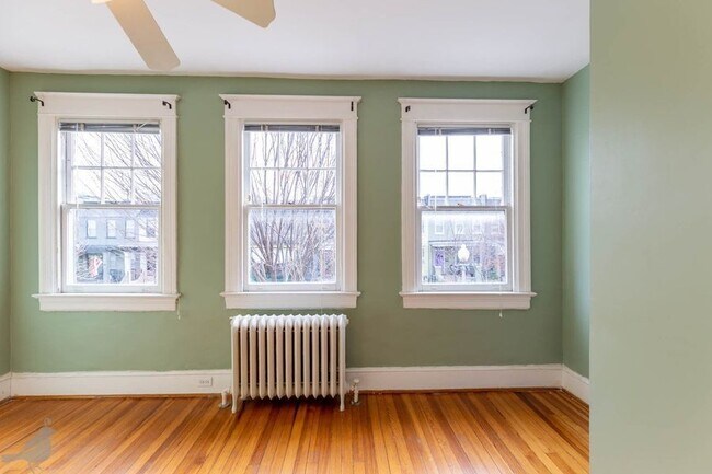Building Photo - Gorgeous Gardener's Rowhome w/ Parking Inc...