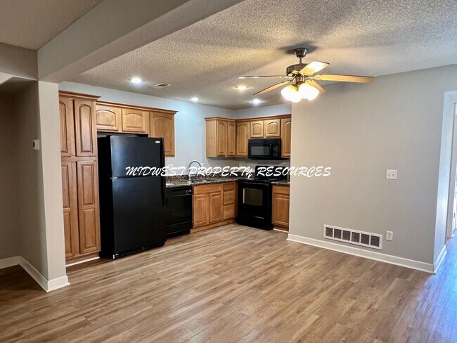 Foto del edificio - Stunning 3 Bedroom townhome w/ outdoor Maintenance provided