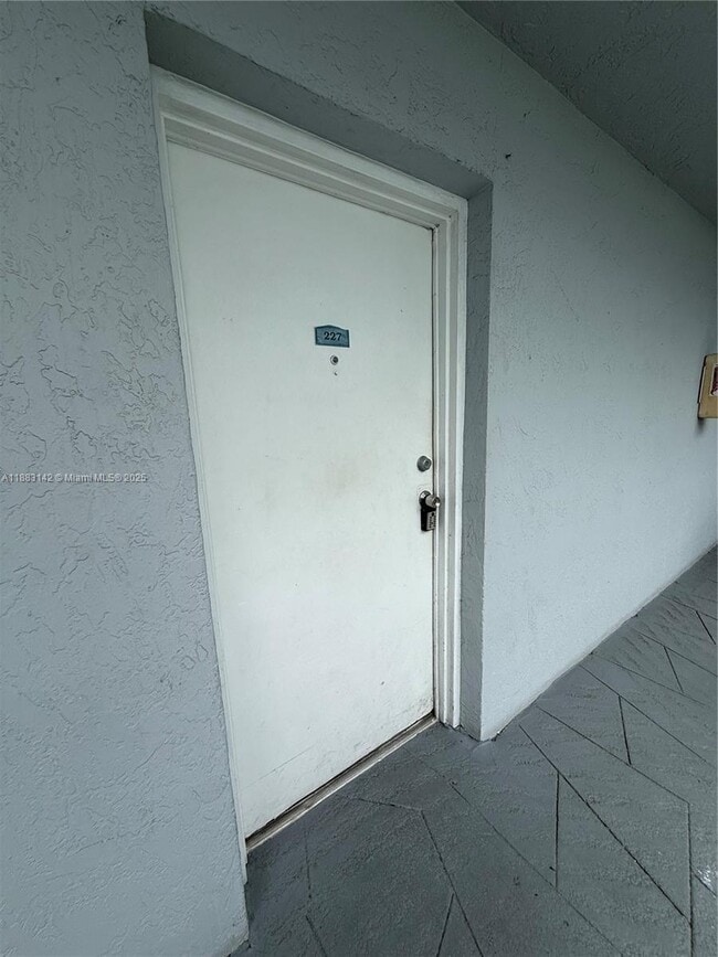 Foto del edificio - 8261 NW 8th St
