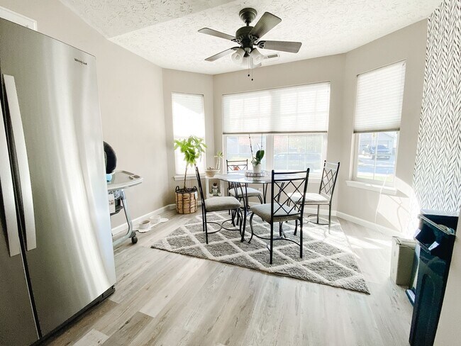 Foto del edificio - Newly Renovated Three Bedroom